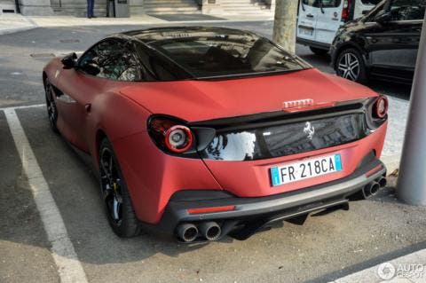 Ferrari Portofino rosso-nera opaca