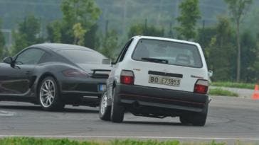 Fiat Uno Turbo vs Porsche Cayman S video
