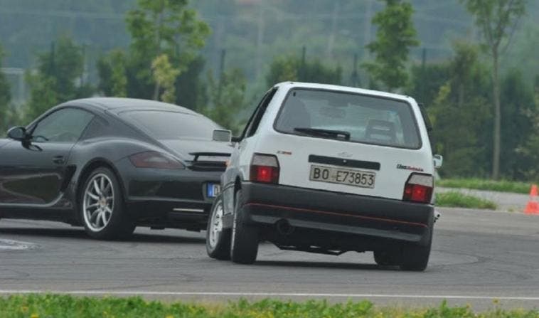 Fiat Uno Turbo vs Porsche Cayman S video