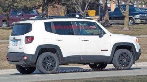 Jeep Renegade ibrido foto spia