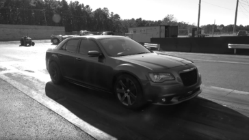 Chrysler 300 SRT8 motore Hellcat video
