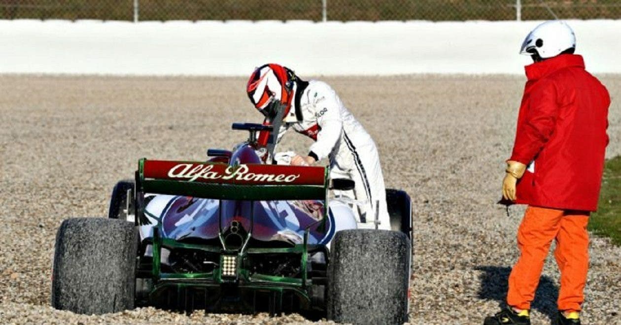 Raikkonen finisce nella sabbia con la sua Alfa Romeo ... Raikkonen finisce nella sabbia con la sua Alfa Romeo ...