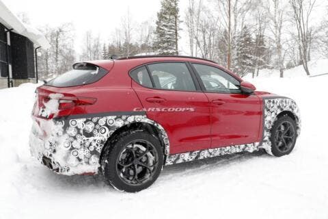 Alfa Romeo Stelvio nuovo restyling foto spia