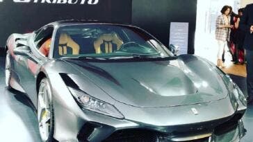 Ferrari F8 Tributo grigia