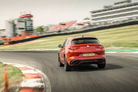 Alfa-Romeo Stelvio Quadrifoglio record Regno Unito