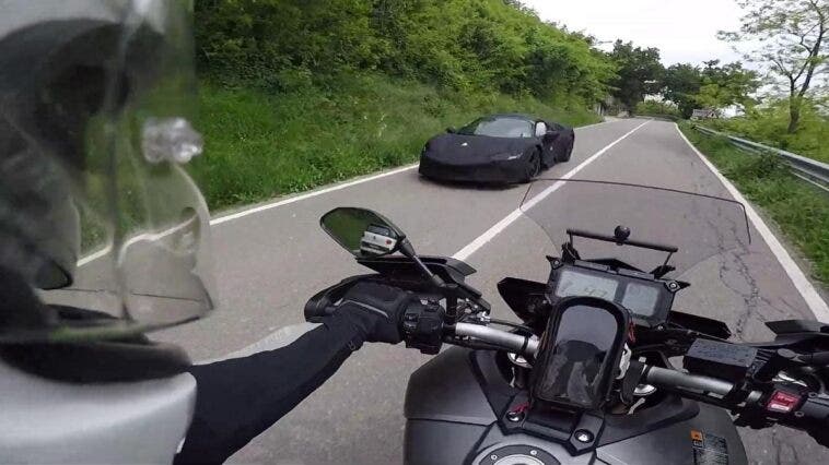 Ferrari Supercar ibrida video motociclista