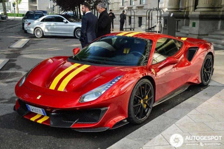 Ferrari 488 Pista rossa strisce gialle