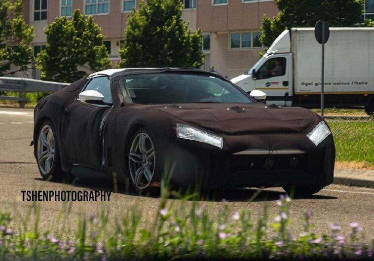 Ferrari 812 Spider foto spia