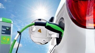Francia dal 2040 solo auto elettriche