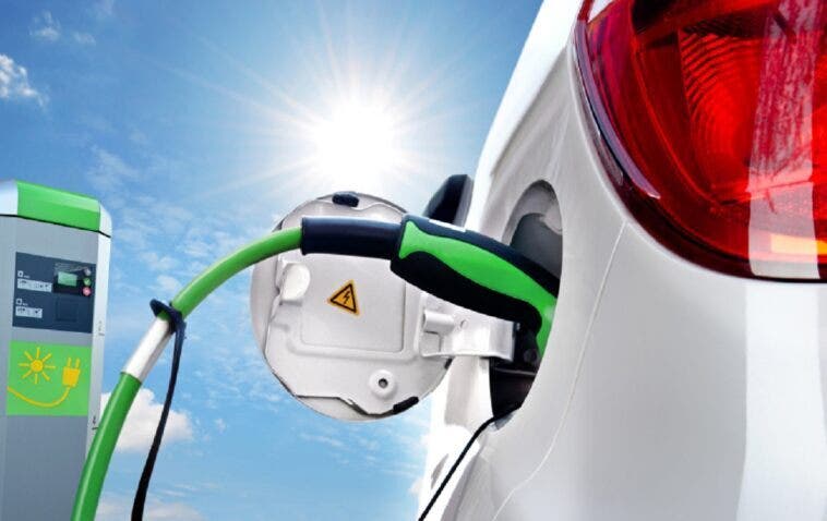 Francia dal 2040 solo auto elettriche