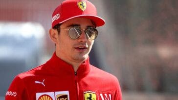 Charles Leclerc sorridente in Ferrari