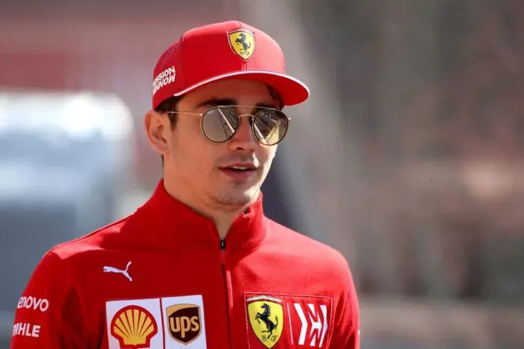 Charles Leclerc sorridente in Ferrari