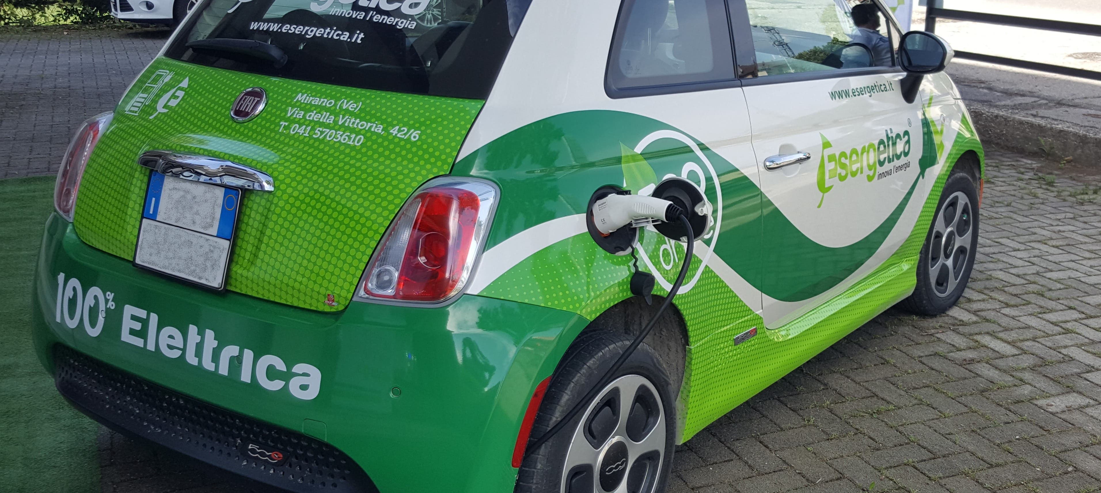 Fiat 500E Elettrica in Ricarica Verde