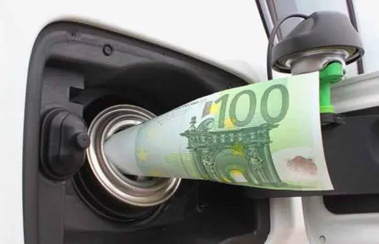 Aumento IVA prezzi carburante