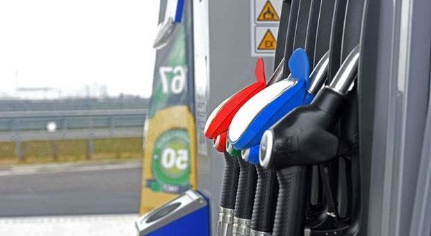 Aumento IVA prezzi carburante