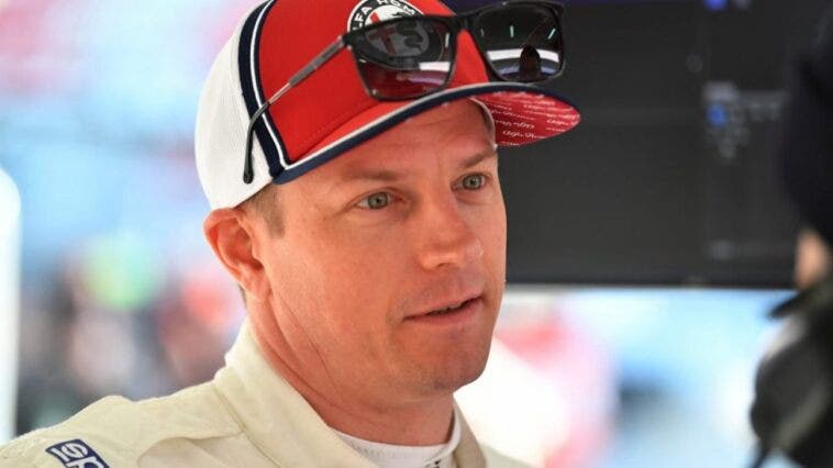 Kimi Raikkonen primo piano con cappellino e occhiali da sole