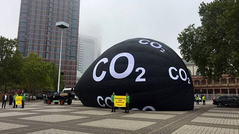 Greenpeace protesta Salone di Francoforte