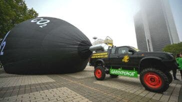 Greenpeace protesta Salone di Francoforte
