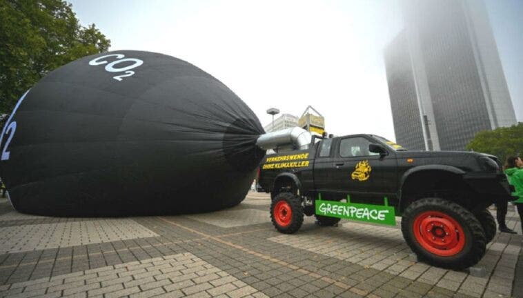 Greenpeace protesta Salone di Francoforte