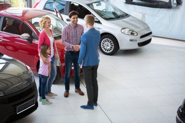 Stipula di contratto di vendita Auto in Concessionaria.