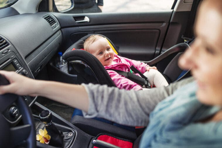 Seggiolino in auto con mamma