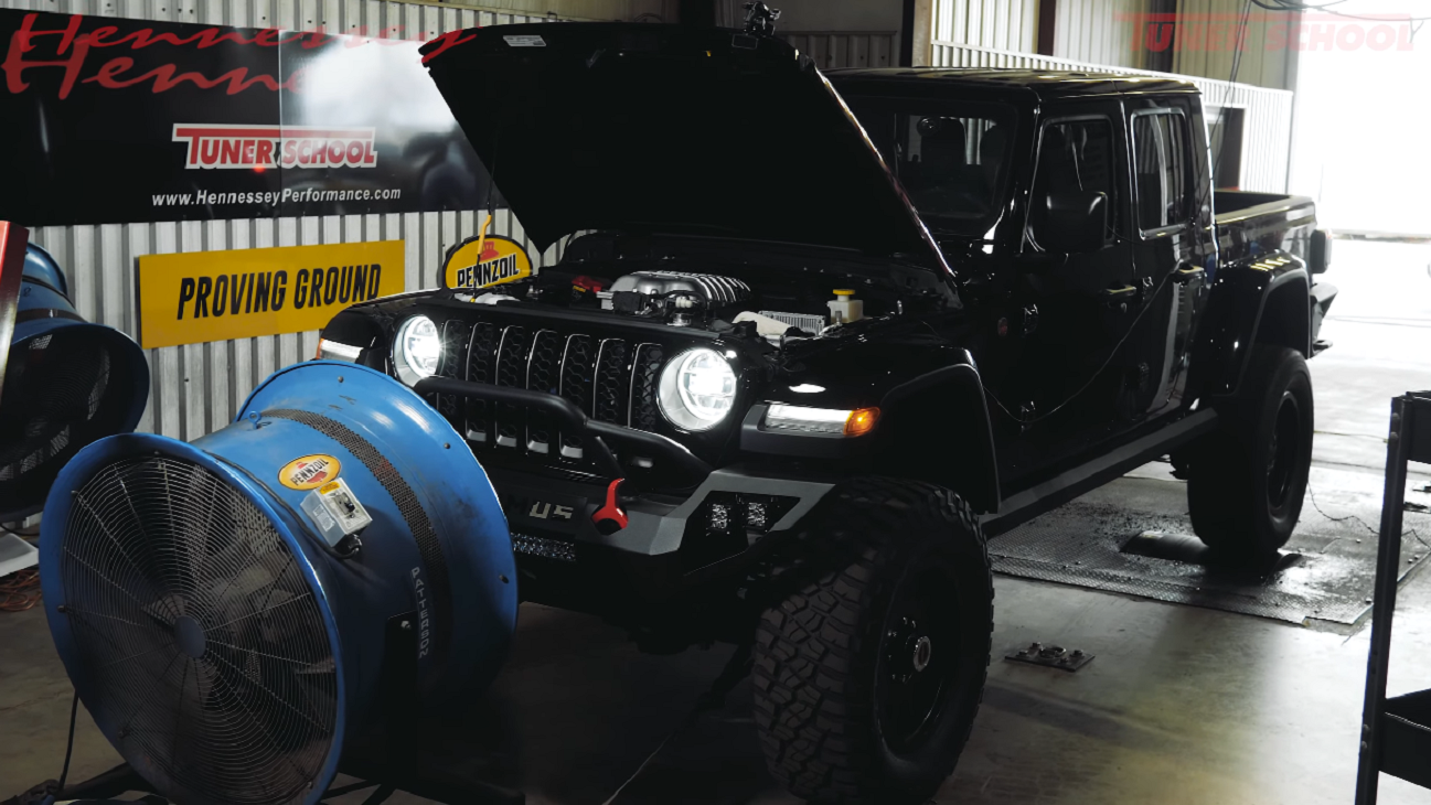 guidando una jeep nel sahara incontrare un uomo che