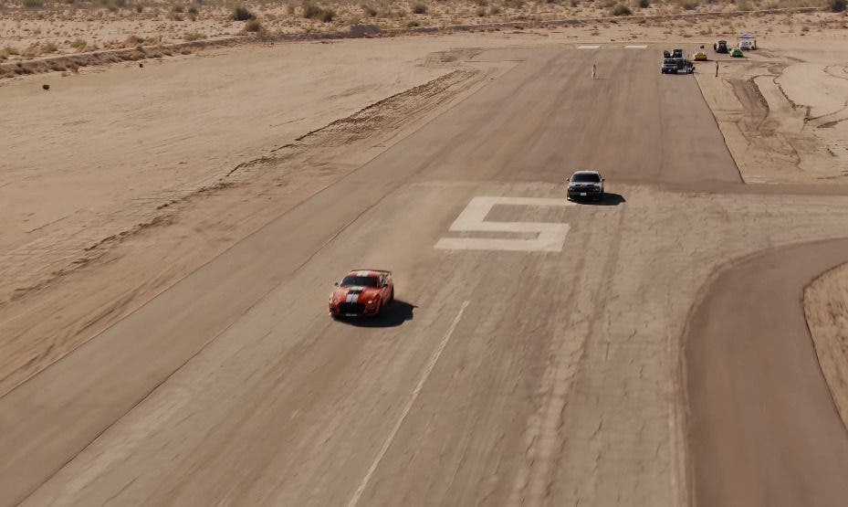 Dodge Challenger SRT Hellcat vs Ford Mustang Shelby GT500
