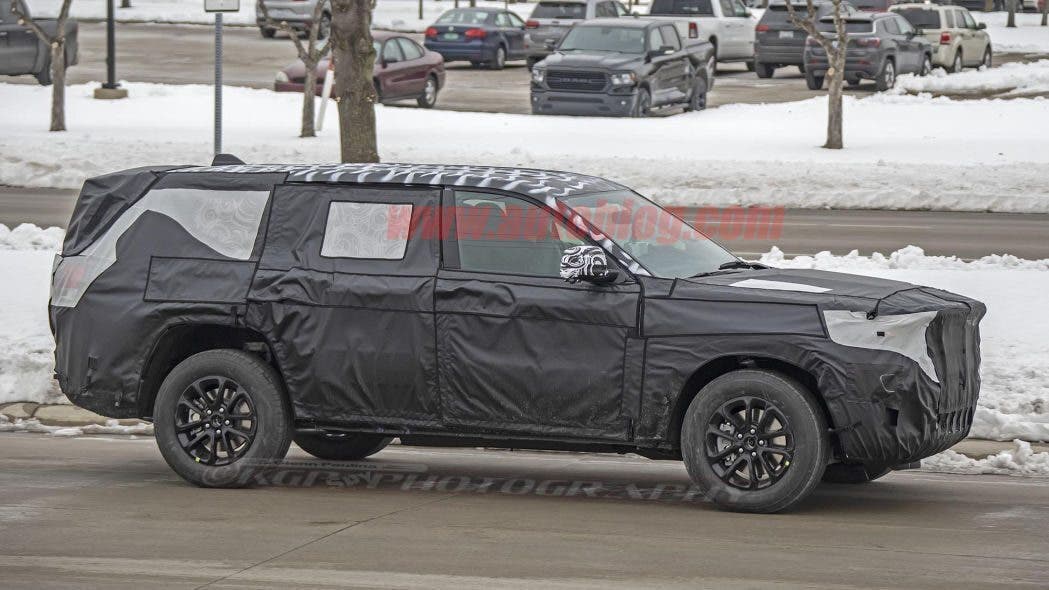 Jeep SUV tre file foto spia