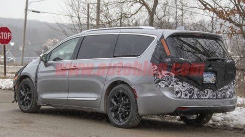 Chrysler Pacifica 2021 foto spia