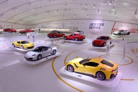 Ferrari Grand Tour mostra