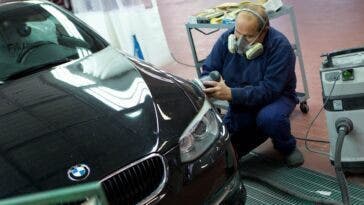 saltano sull'auto