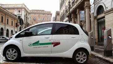 Coronavirus auto car sharing Roma