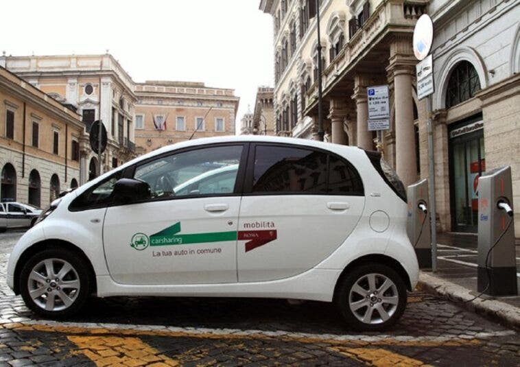 Coronavirus auto car sharing Roma
