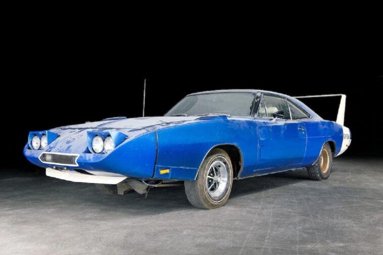 Dodge Charger Daytona 1969 abbandonata