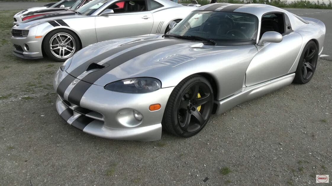 Dodge Viper sfida una Camaro ZL1 in una gara di accelerazione | Video