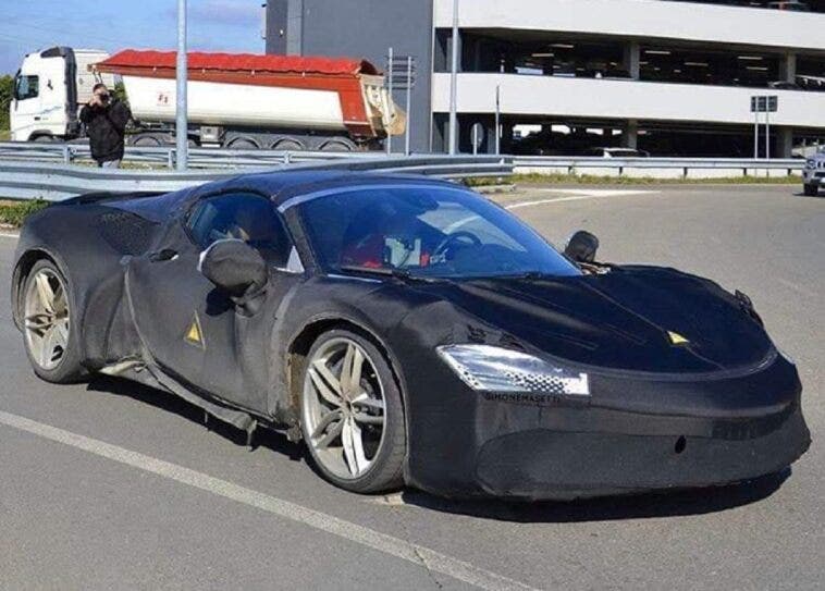 Ferrari SF90 Spider foto spia