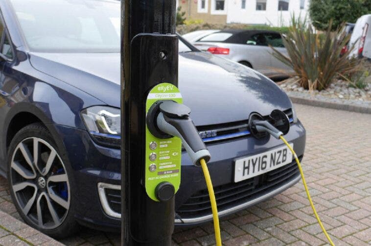 City EV colonnine di ricarica lampioni auto elettriche