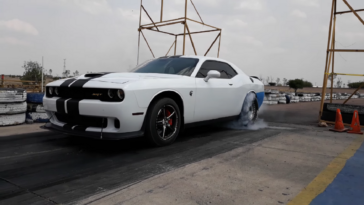 Dodge Challenger SRT Hellcat Mustangabo