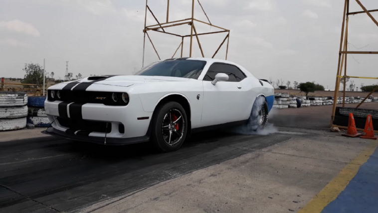 Dodge Challenger SRT Hellcat Mustangabo