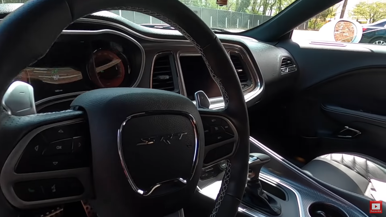 Dodge Challenger SRT Hellcat Redeye vs Corvette C8 drag race