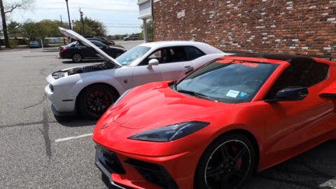 Dodge Challenger SRT Hellcat Redeye vs Corvette C8 drag race