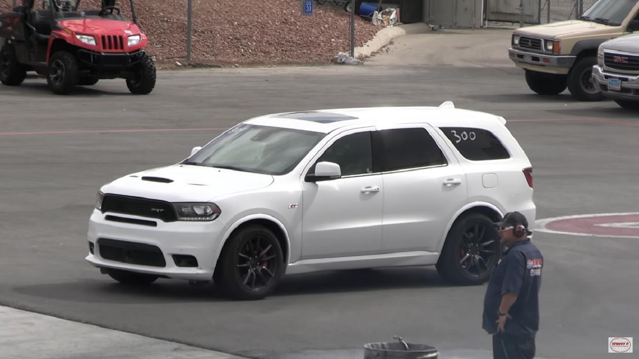 Durango Drag Racing Dodge Durango SRT sfida una Challenger R/T in una drag race | Video ...