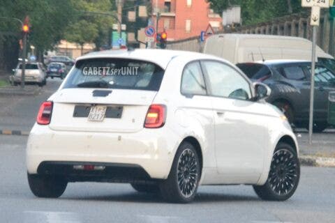 Fiat 500 Elettrica berlina foto spia