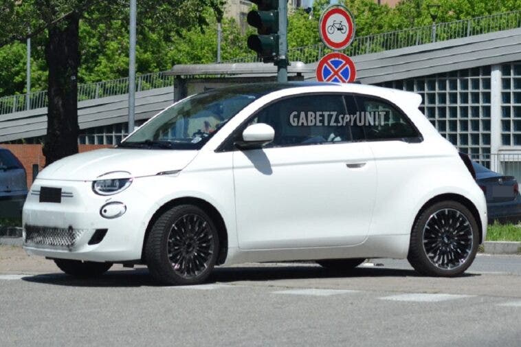 Fiat 500 Elettrica berlina foto spia