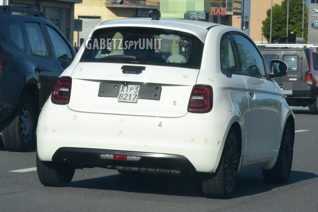 Fiat 500 Elettrica berlina foto spia