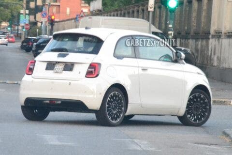 Fiat 500 Elettrica berlina foto spia