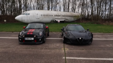 Alfa Romeo 4C vs Mini Cooper JCW Roadster drag race