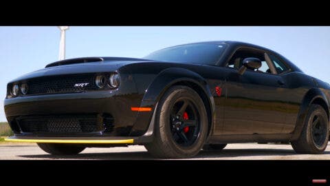 Dodge Challenger SRT Demon vs Corvetta C8 drag race