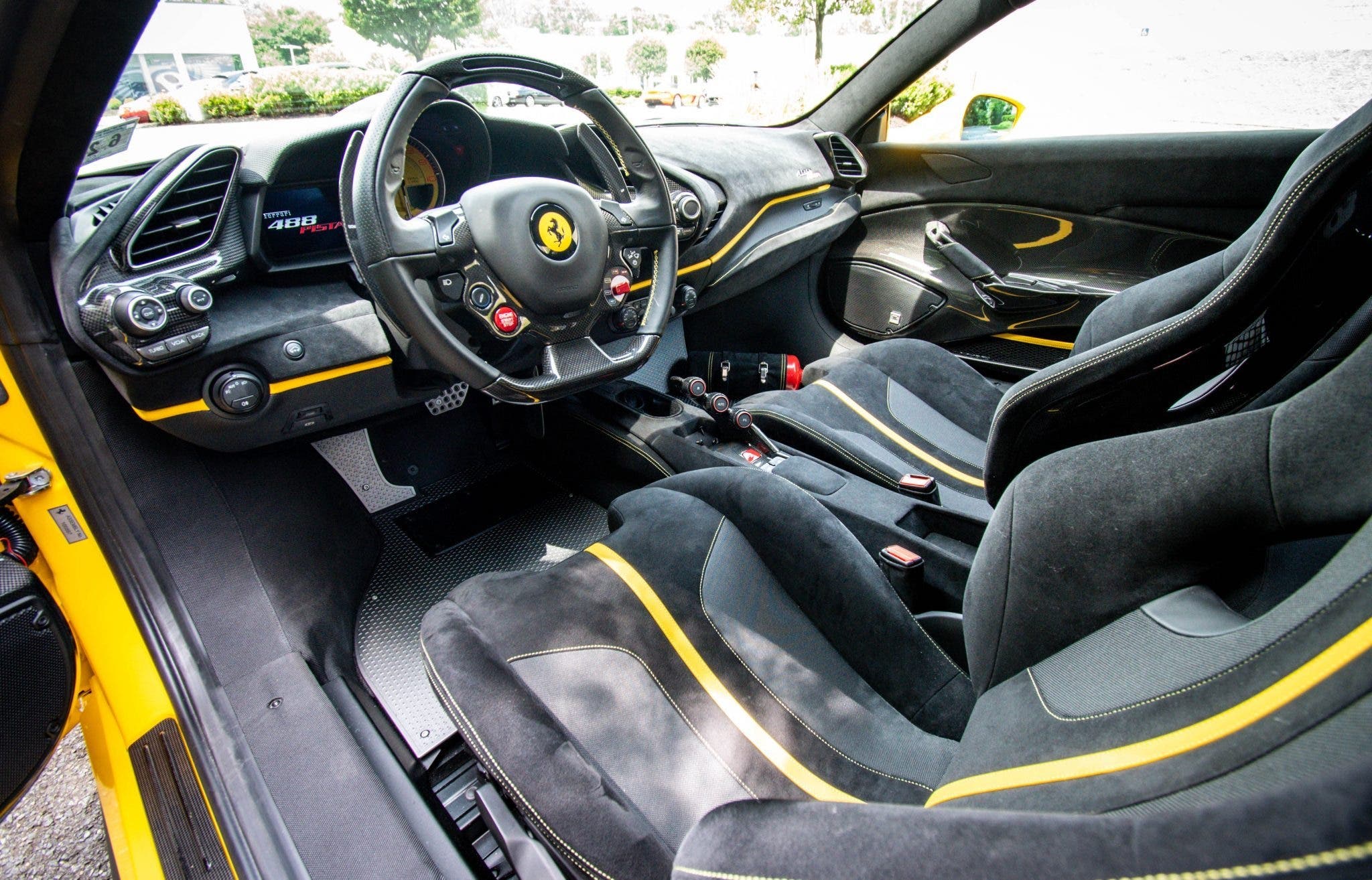 Ferrari 488 Pista Giallo Modena asta