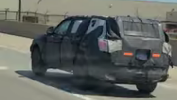 Jeep Grand Cherokee 2021 sette posti foto spia